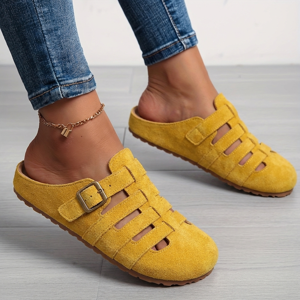 Mustard suede fisherman mule sandals worn with skinny jeans and gold anklet