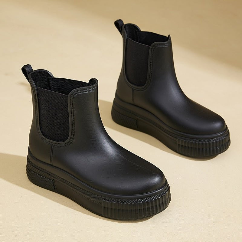 Black Chelsea ankle rain boots with thick platform sole and elastic gusset